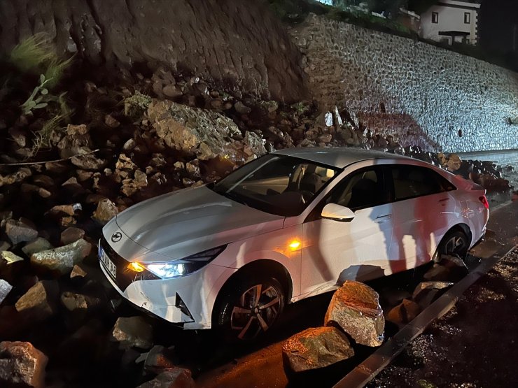 Bodrum'da sağanak nedeniyle çöken istinat duvarı kara yolunun bir bölümünü trafiğe kapattı