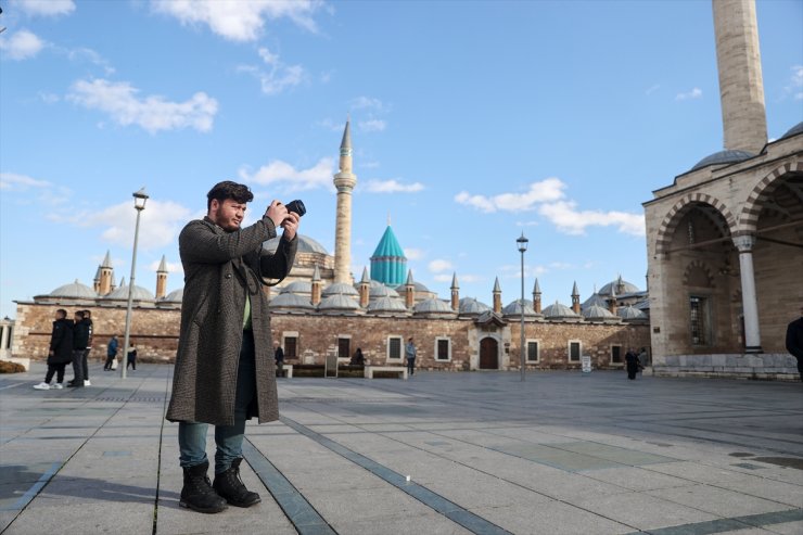 Dijital dokunuşla hareketlendirdiği tarihi yapıları farklı perspektiflerden gösteriyor