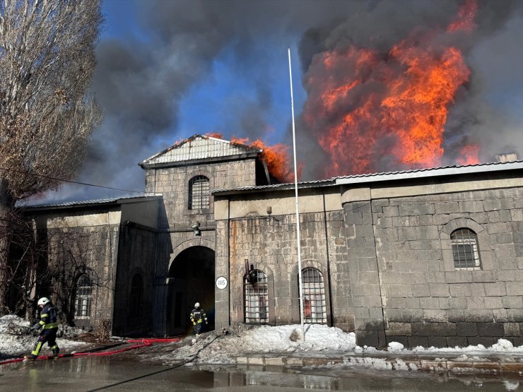 Erzurum'da tarihi Taş Ambarlar'da çıkan yangına müdahale ediliyor