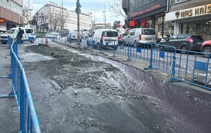 Güngören'de daha önce çöken yolda bu kez de kanalizasyon borusu patladı