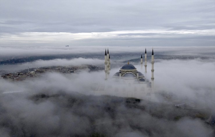 İstanbul'da Çamlıca Tepesi'nde sis etkili oldu