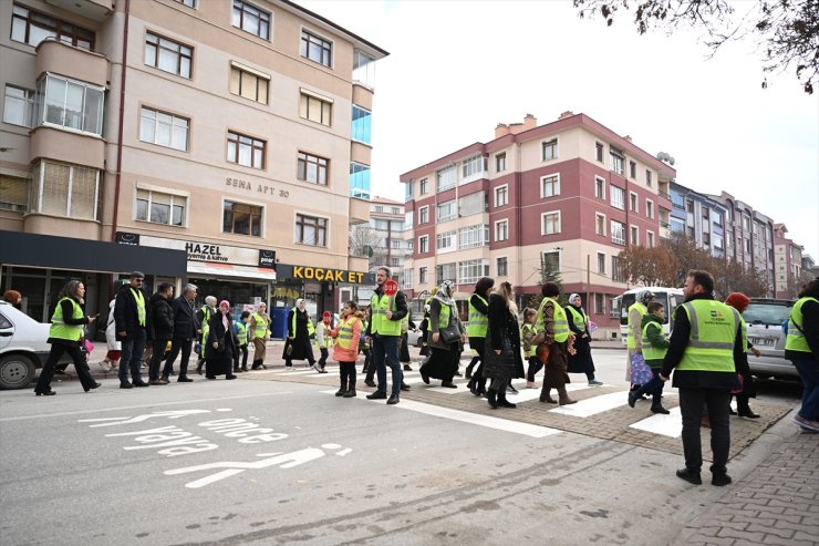 Konya'da "Yayabüs" projesiyle öğrenciler güvenle okula gidiyor