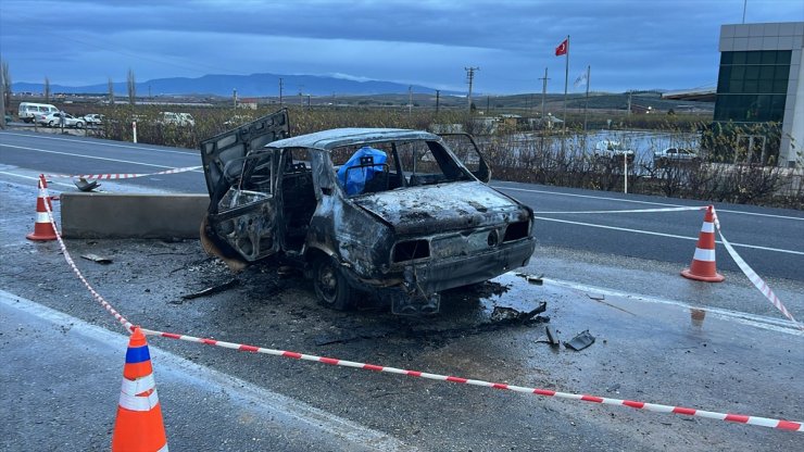 Manisa'da bariyere çarptıktan sonra yanan otomobildeki karı koca öldü