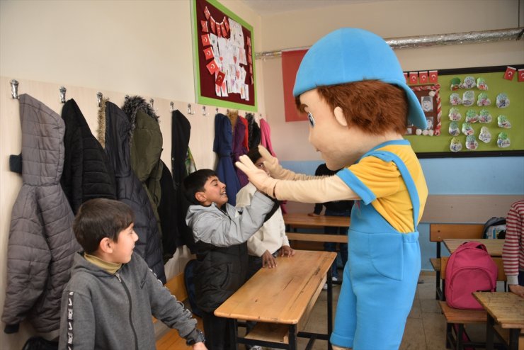 Maskot "Neşeli" Şanlıurfa'da kırsaldaki okullarda pizza dağıtıyor