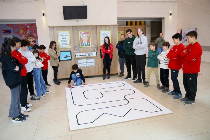 Robot olimpiyatlarında dünya birincisi olan depremzede öğrenciler, tüm kategorilerde şampiyonluk hedefliyor