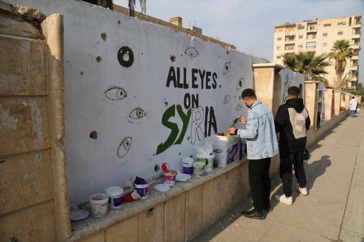 Suriye'de Deyrizorlu gençler, çizdikleri grafitilerle kentteki Baas rejiminin izlerini siliyor