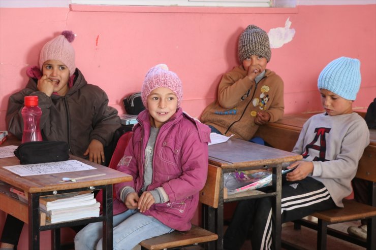 Bilecikli hayırseverin ördüğü bereler, bu yıl Siirt'teki öğrencileri ısıtıyor