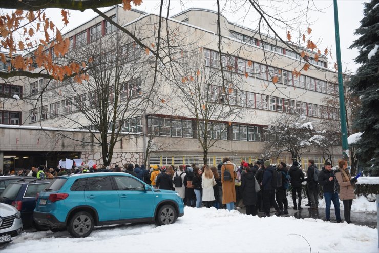 Bosna Hersekli öğrencilerden, Sırbistan'da tren istasyonundaki olayı protesto eden Sırp öğrencilere destek