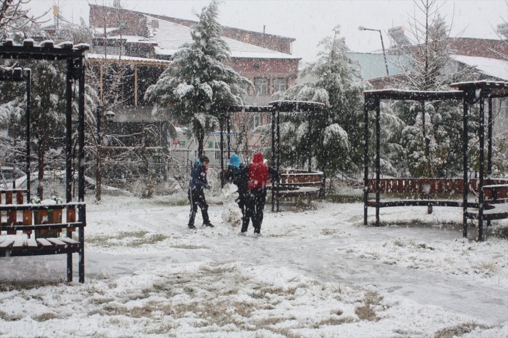 Adıyaman'da sağanak, Darende ve Çelikhan'da kar yağışı etkili oluyor