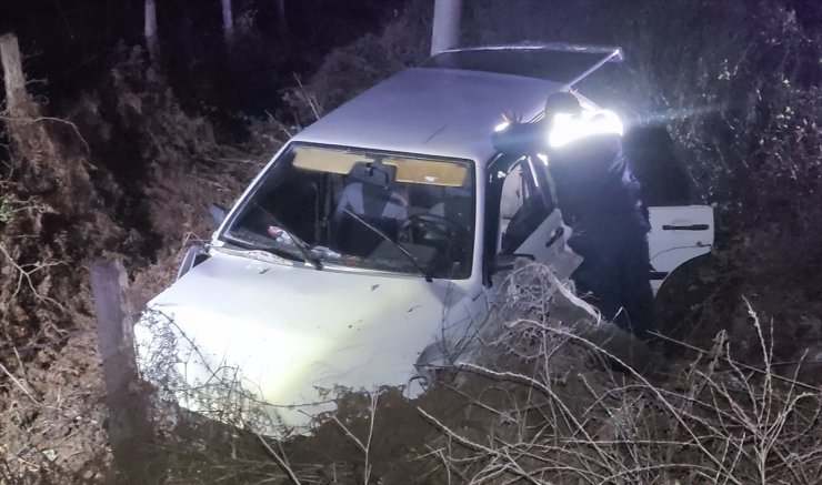 Düzce'de şarampole devrilen otomobilin sürücüsü ağır yaralandı