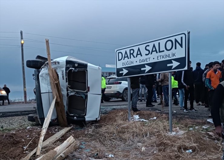 Mardin'de öğrenci servisi ile cip çarpıştı, 11 kişi yaralandı