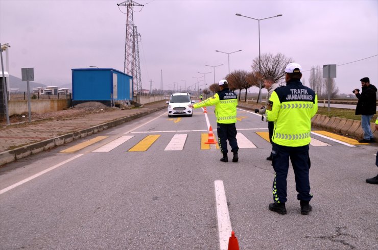 Muş'ta jandarma ekipleri "zorunlu kış lastiği" denetimi yaptı