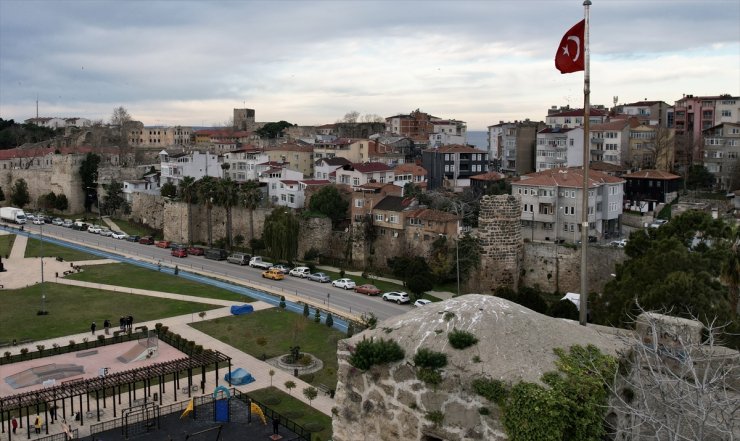 Tarihi Sinop Kalesi, üzerindeki "kalekondu"lardan kurtarılacak