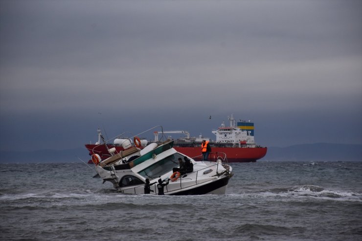 Tekirdağ'da fırtına nedeniyle su alarak yan yatan teknedeki 2 kişi kurtarıldı