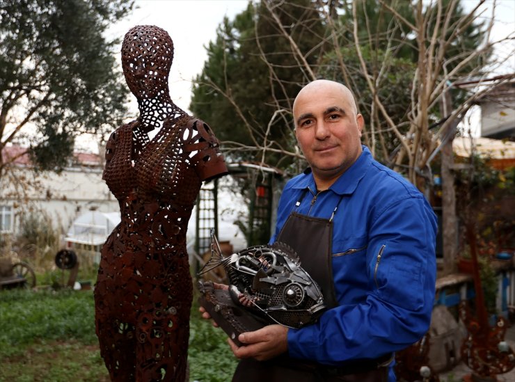 Trafik polisi hurda parçalarını sanat eserine dönüştürüyor