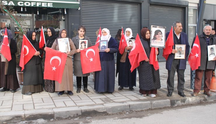 Vanlı aileler, DEM Parti İl Başkanlığı önündeki eylemlerini sürdürdü