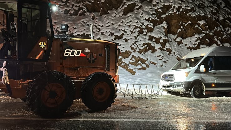 Bitlis'te kar nedeniyle yolda mahsur kalanlar ekiplerce kurtarıldı