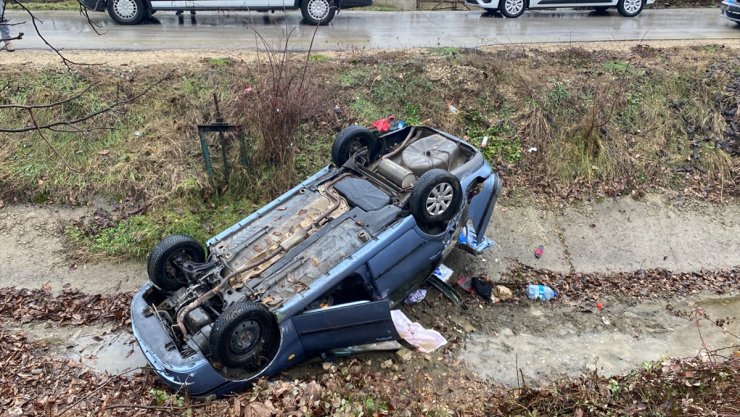 Bolu'da su kanalına devrilen otomobilin sürücüsü yaralandı