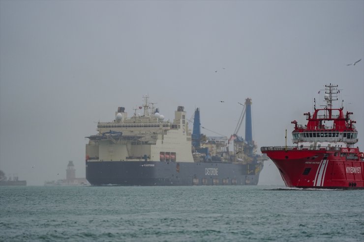 Türkiye'nin Karadeniz'de keşfettiği doğal gaz için boru döşeyecek gemi İstanbul Boğazı'ndan geçti