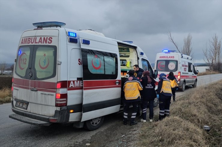 Çorum’da kamyonla çarpışan otomobildeki 2 kişi yaralandı