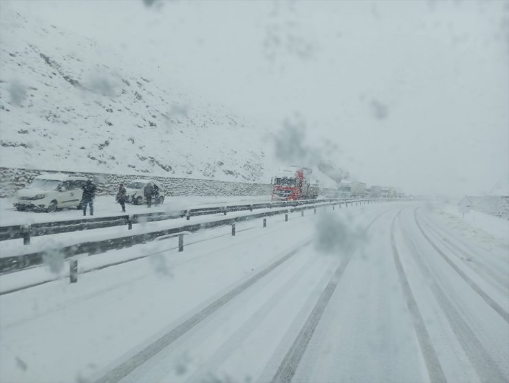 Elazığ'da kar yağışı kara yollarında ulaşımı olumsuz etkiliyor