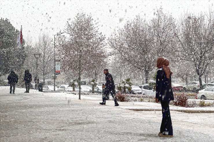 Elazığ'da kar yağışı nedeniyle 106 yerleşim yerine ulaşım sağlanamıyor