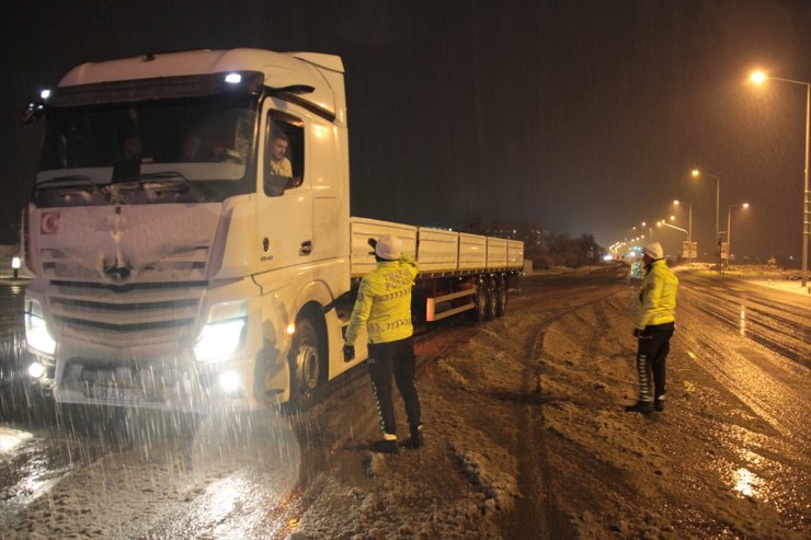 Erzincan'da kar nedeniyle Sakaltutan ve Ahmetli geçitleri ağır tonajlı araçlara kapatıldı