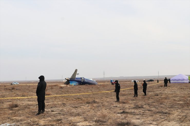 Kazakistan'da düşen uçağın bulunduğu bölgede olay yeri incelemeleri sürüyor