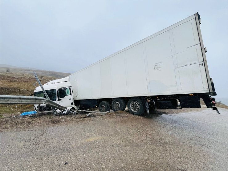 Karabük’te tırın şarampole devrilme anı kameraya yansıdı