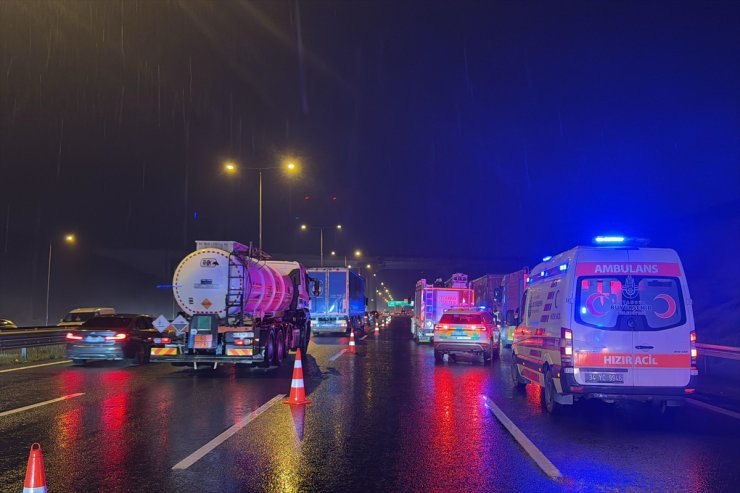 Kuzey Marmara Otoyolu'nda tıra çarpan otomobilin sürücüsü öldü