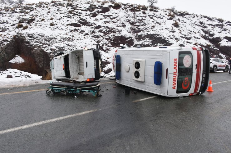 Malatya'da ambulansla kamyonetin çarpışması sonucu 7 kişi yaralandı