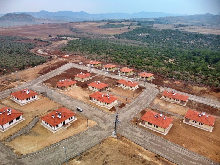 Osmaniye'de inşa edilen köy evleri depremzedelere teslim ediliyor