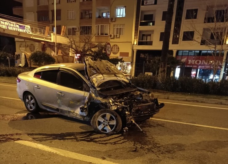 Antalya'da iki otomobilin çarpıştığı kazada 1 kişi öldü, 1 kişi yaralandı