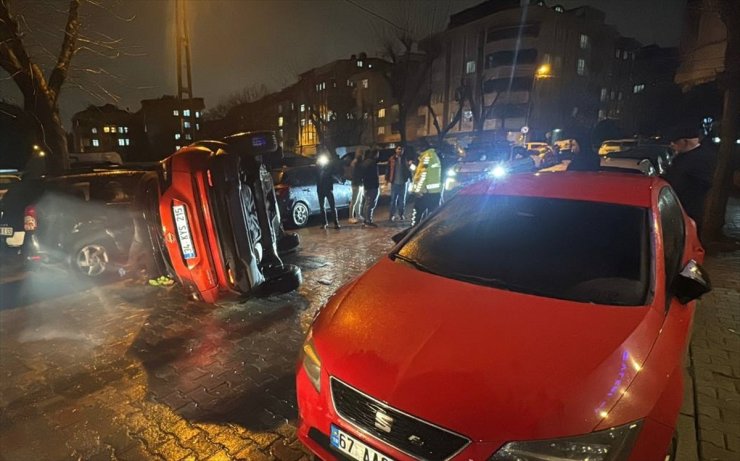 Bahçelievler'de önüne kedi çıkan cip, iki araca çarptıktan sonra devrildi