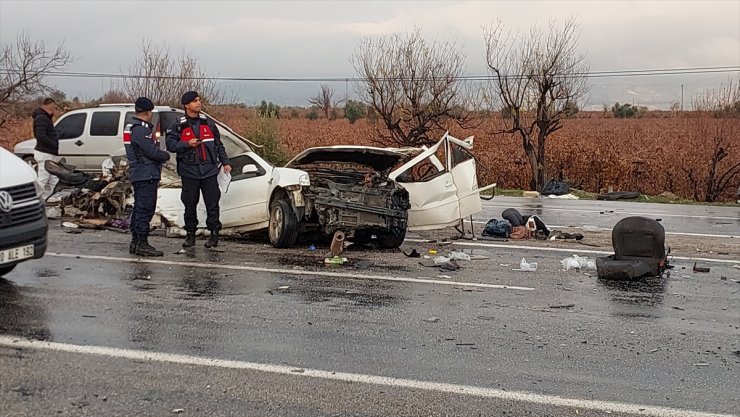 GÜNCELLEME - Denizli'de iki otomobilin çarpıştığı kazada 3 kişi öldü, 3 kişi yaralandı