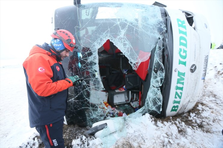 GÜNCELLEME 3 - Kars'ta yolcu otobüsü devrildi, 23 kişi yaralandı