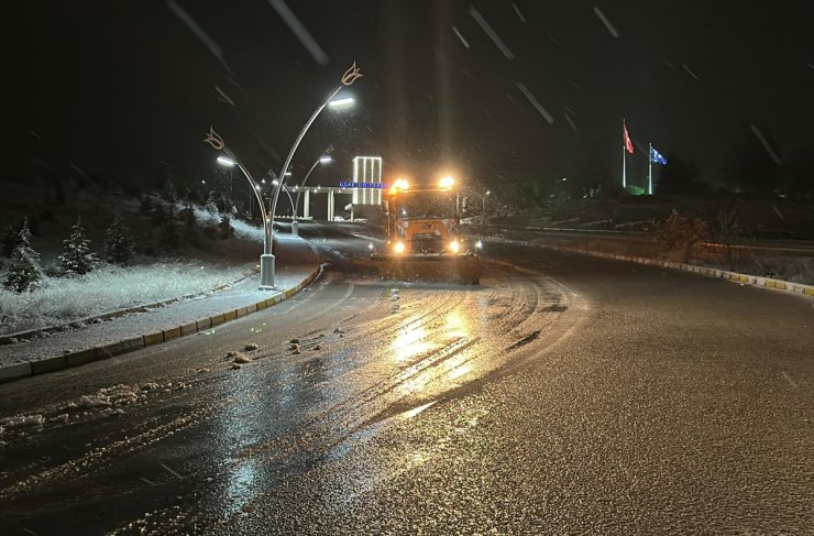 Uşak'ta kar etkili oluyor