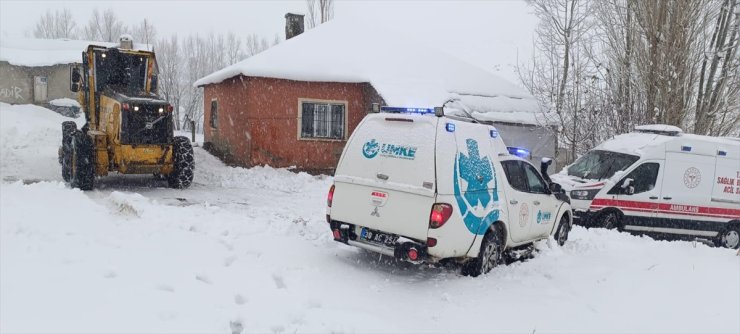 Yüksekova'da yolu kardan kapanan köylerdeki 4 hasta ekiplerce hastaneye ulaştırıldı