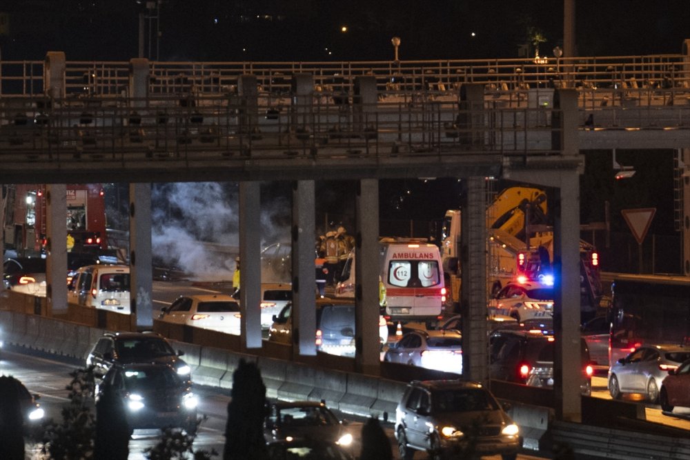 15 Temmuz Şehitler Köprüsü'nde seyir halindeki otomobilde çıkan yangın söndürüldü