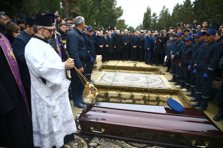 Düşürülen Azerbaycan uçağında yaşamını yitiren mürettebat törenle defnedildi