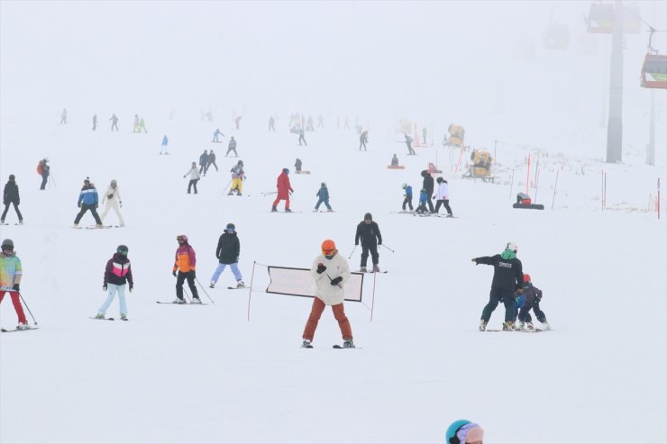 Erciyes Kayak Merkezi'nde hafta sonu yoğunluğu yaşandı