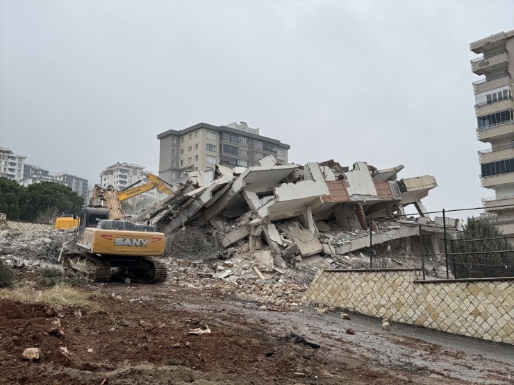 Kahramanmaraş'ta ağır hasarlı binaların yıkımı sürüyor