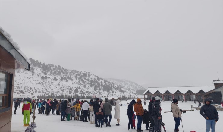 Sezonu dün açan Davraz Kayak Merkezi, iki günde yaklaşık 18 bin kişiyi ağırladı