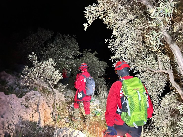 Antalya'da dağlık alanda mahsur kalan 3 kişi kurtarıldı