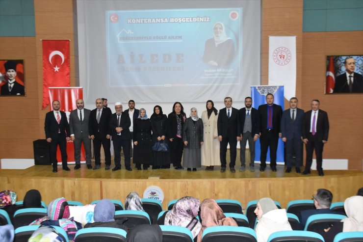 Artvin'de "Ailede Çözüm Becerileri" konferansı düzenlendi