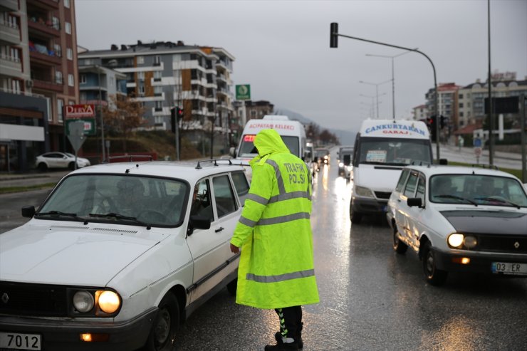 GÜNCELLEME - Kar yağışı nedeniyle tek yönlü ulaşıma kapatılan Denizli-Antalya kara yolu trafiğe açıldı