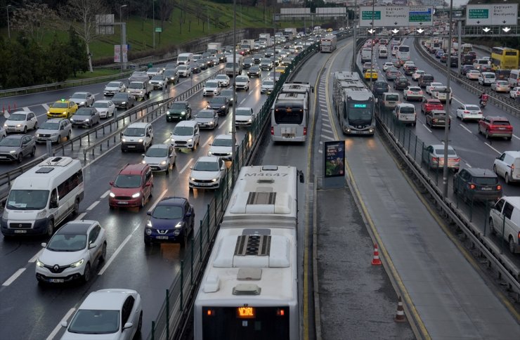 İstanbul'da haftanın ilk iş gününde trafik yoğunluğu yaşanıyor