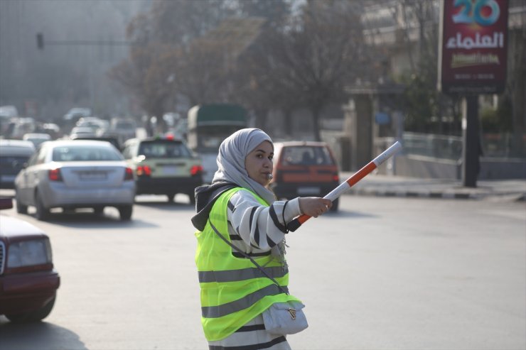 Suriye'nin Halep kentinde gençler, trafik sorununu çözmek için gönüllü oluyor