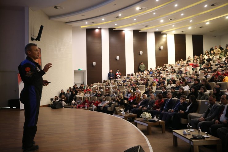 Türkiye'nin ilk astronotu Alper Gezeravcı, Çanakkale'de öğrencilerle buluştu