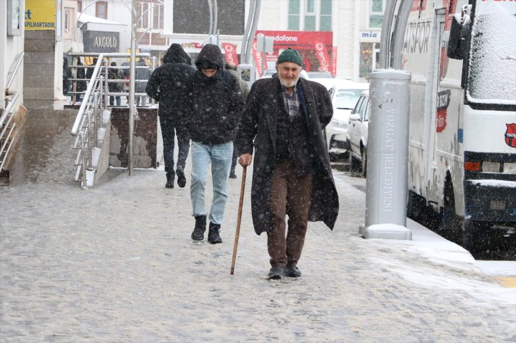 Yozgat'ta kar yağışı etkili oluyor